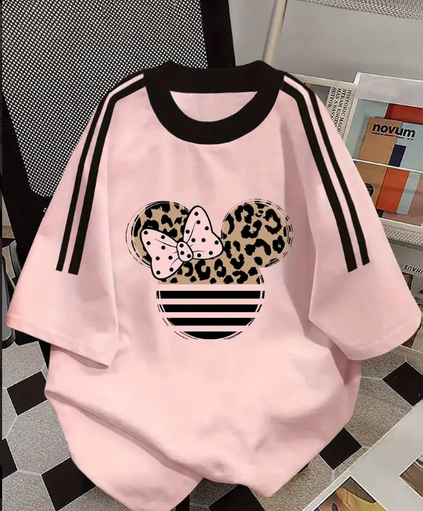 π T-Shirt Rosa con Stampa Animalier e Dettagli Sportivi π