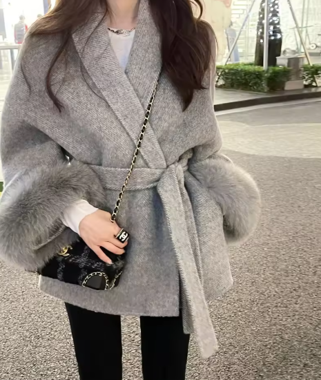 ✨🧥 Cappotto elegante grigio con cintura e maniche in eco-pelliccia 🧥✨
